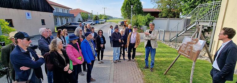 In der letzten Station des Rundweges bei der Don Bosco-Außenstelle Markushof Gadheim stellte Ausbildungsleiter Hans Koppenhagen das Berufsbildungswerk vor, mit seinen zehn Ausbildungswerkstätten, 120 jungen Menschen, davon 80 in Ausbildung und 40 in der Berufsvorbereitung, 40 Mitarbeitenden und 36 Internatsplätzen, Ausbildungshotel mit 45 Betten und sieben Veranstaltungsräumen auf einem acht Hektar großen Gelände. In der letzten Station des Rundweges bei der Don Bosco-Außenstelle Markushof Gadheim stellte Ausbildungsleiter Hans Koppenhagen das Berufsbildungswerk vor, mit seinen zehn Ausbildungswerkstätten, 120 jungen Menschen, davon 80 in Ausbildung und 40 in der Berufsvorbereitung, 40 Mitarbeitenden und 36 Internatsplätzen, Ausbildungshotel mit 45 Betten und sieben Veranstaltungsräumen auf einem acht Hektar großen Gelände.