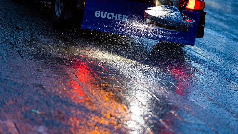 Vor Blitzeis warnt der Deutsche Wetterdienst für Mittwoch, 17. Januar. Auch im Raum Schweinfurt könnten die Straßen spiegelglatt werden.&nbsp;