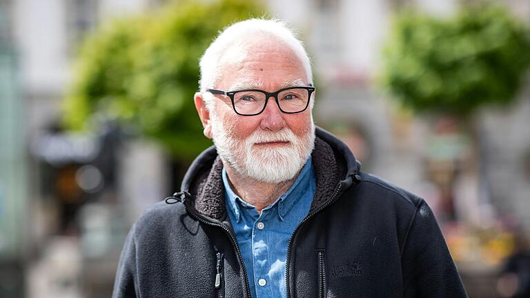 Willi Steinmetz geht häufig bei Kaufhof einkaufen. Willi Steinmetz geht häufig bei Kaufhof einkaufen.