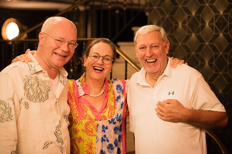 Illuster Gäste, wie hier Martin Rassau (links) und Bernhard Ottinger, schauen gerne bei Silvia Kirchhof im Kleinen Stadttheater in Gerolzhofen vorbei. Illuster Gäste, wie hier Martin Rassau (links) und Bernhard Ottinger, schauen gerne bei Silvia Kirchhof im Kleinen Stadttheater in Gerolzhofen vorbei.