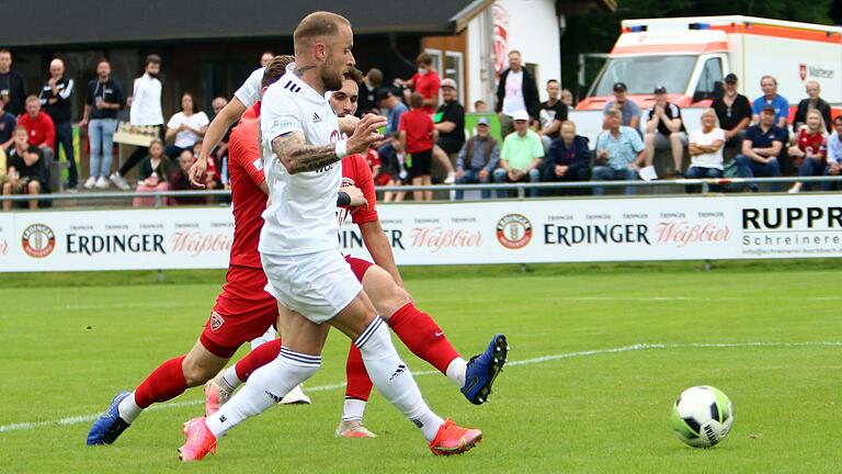 Da war die Welt des FC 05 noch in Ordnung: Daniel Adlung (vorne) trifft zum 1:0 für Schweinfurt.