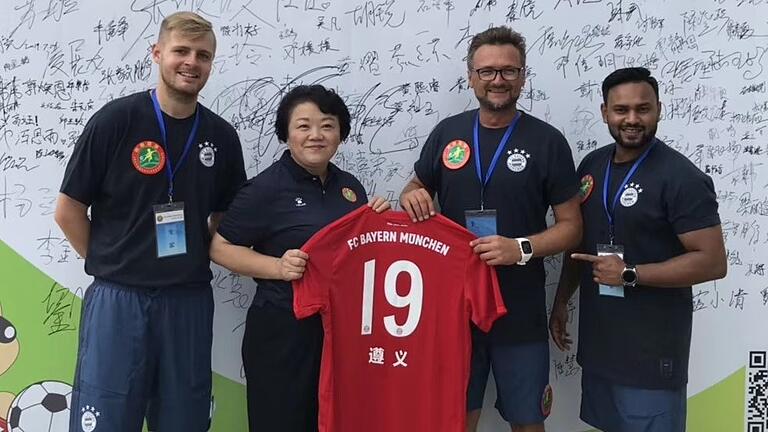 Fußball-Botschafter in China: der Würzburger Maximilian Stumpf (links) als Teil einer Delegation des FC Bayern München.