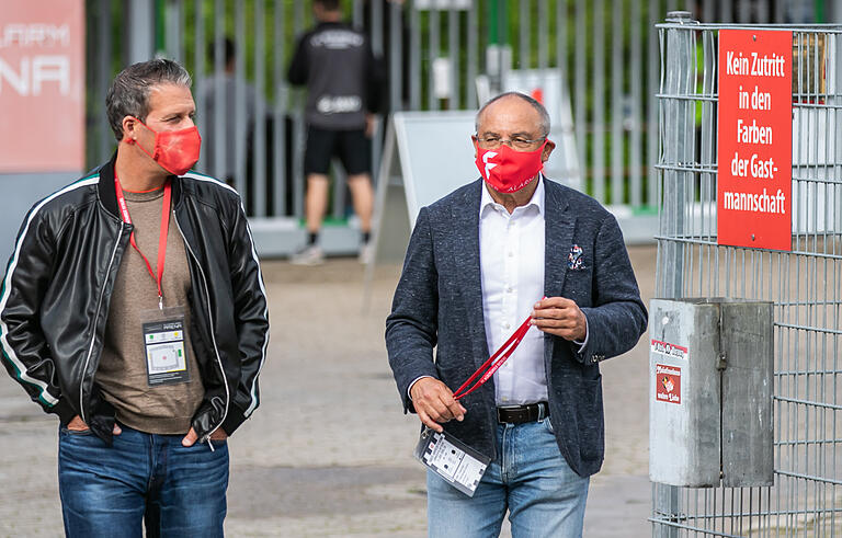 Felix Magath (rechts) und sein Assistent Christian Ortlepp bei einem Kickers-Heimspiel in Zeiten der Corona-Beschränkungen am Dallenberg in Würzburg.