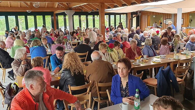 Zum Abschluss des Ausflugs konnten sich die Teilnehmer in der vollbesetzten Pilgerhalle stärken.