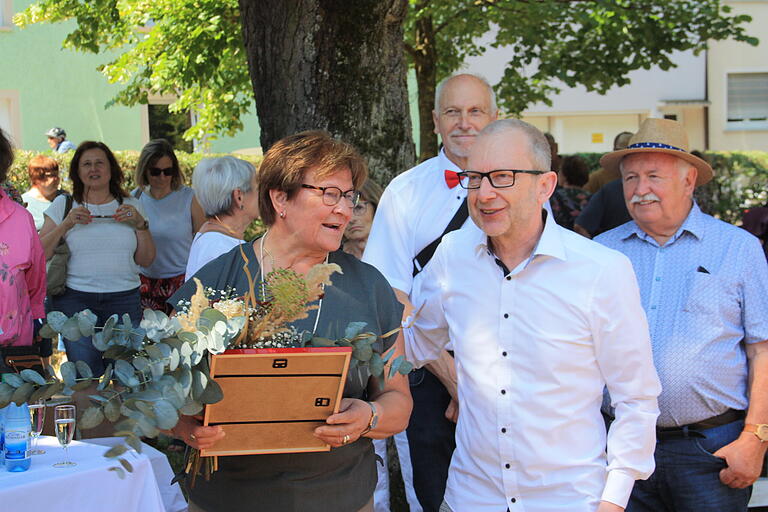 Günter Iff (vorne rechts) vom Vorstand von 'Gerolzhofen aktiv' gratulierte Elisabeth Orth zum Titel der Ehrenvorsitzenden des Gerolzhöfer Gewerbevereins.