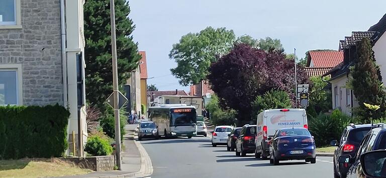 In Euerhausen und Herchsheim bremsen die Anwohner seit einer Woche den Verkehr auf der B19 durch parkende Fahrzeuge aus. Sie fordern die Umgehungsstraße.