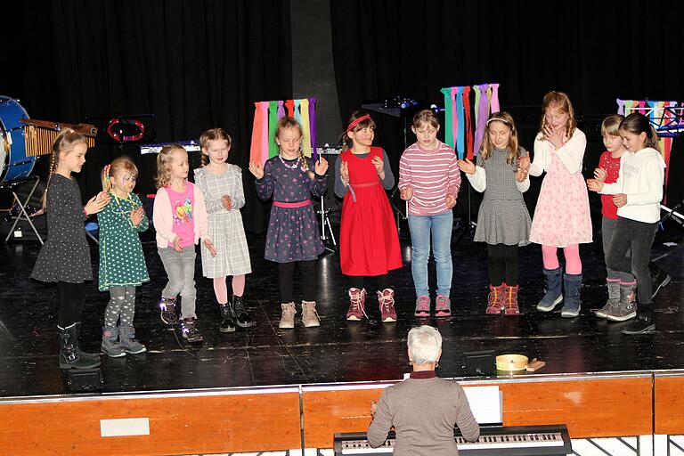 Der Kinderchor bei seinem Auftritt mit Dirigentin Doris Wasser.