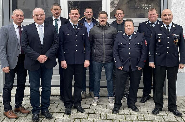 Im Bild die bisherige Vorstandschaft mit (von links) den ausscheidenden Mitgliedern um Stephan Schäflein (18 Jahre Vorsitz), Norbert Dotzel (18 Jahre stellv. Vorsitz), Clemens Pfeuffer (46 Jahre Kassier) sowie (rechts) Ehrenkommandant Jürgen Brust (28 Jahre 1. und 2. Kommandant). Im Bild die bisherige Vorstandschaft mit (von links) den ausscheidenden Mitgliedern um Stephan Schäflein (18 Jahre Vorsitz), Norbert Dotzel (18 Jahre stellv. Vorsitz), Clemens Pfeuffer (46 Jahre Kassier) sowie (rechts) Ehrenkommandant Jürgen Brust (28 Jahre 1. und 2. Kommandant).