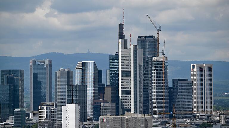 Skyline von Frankfurt am Main       -  Banken halten sich mit Krediten an Mittelständler zurück (Archivbild).