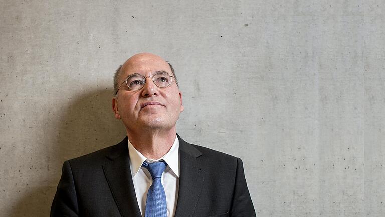 Gregor Gysi sollte schon 2020 in Würzburg lesen. Das scheiterte gleich zweimal: einmal am Schneechaos, einmal an Corona. Nun kommt er am 12. Juni und liest möglicherweise zweimal.