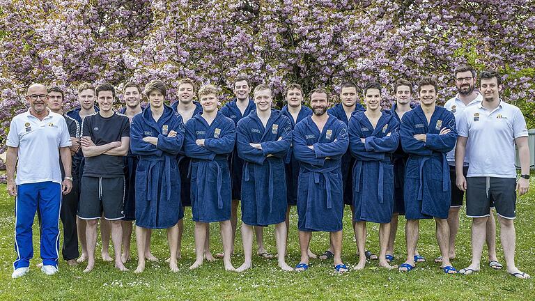 Haben inzwischen wieder ihre Bademäntel an: Die Wasserballer vom SV Würzburg 05 haben die Bundesliga-Saison mit einem Sieg über den Duisburger SV beendet.