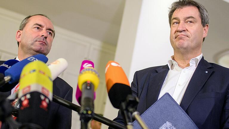 Keine Liebesheirat: Zwischen den bayerischen Regierungspartnern Hubert Aiwanger (Freie Wähler, links) und&nbsp;Markus Söder (CSU)&nbsp;kracht es zuletzt immer heftiger.