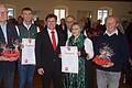 Für Kürnachs Bürgermeister René Wohlfart standen Ehrungen seiner Mitbürger beim Neujahrsempfang im Mittelpunkt (von links): Richard Hartmann, Burkhard Schmitt, René Wohlfart, Hubert Söhnlein, Friedelinde Söhnlein und Alfred Schubert.