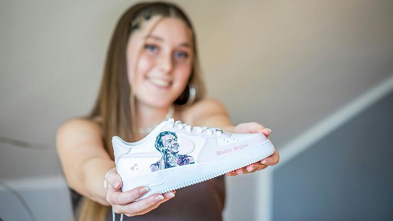 Juliana Haub aus Burglauer malt Stars wie Sänger Harry Styles, aber auch Familienmitglieder oder Tiere ihrer Kunden auf Sneakers. Die 22-Jährige hat seit 2020 etwa 700 Paar Schuhe gestaltet und verkauft.