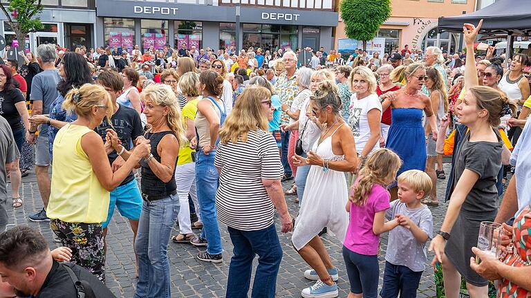 Zum Auftakt der Donnerstagskonzerte spielte die Band 'Race' und animierte die Menschen zum Tanzen auf dem Marktplatz. Zum Auftakt der Donnerstagskonzerte spielte die Band 'Race' und animierte die Menschen zum Tanzen auf dem Marktplatz.