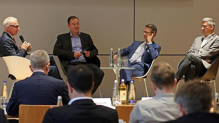 Podiumsdiskussion im Rahmen der Herbstversammlung des Verbands Deutscher Verkehrsunternehmen der Landesgruppe Bayern in Schweinfurt: (von links) Moderator Norbert Steiche vom Bayerischen Rundfunk, Robert Frank (Vorsitzender der VDV-Landesgruppe Bayern), Schweinfurts Oberbürgermeister Sebastian Remelé und Thomas Kästner (Geschäftsführer der Stadtwerke Schweinfurt).