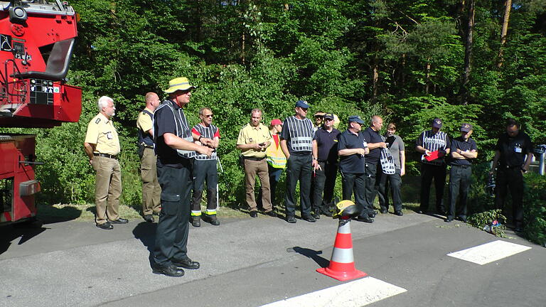 Rund 250 Einsatzkräfte von Feuerwehr, BRK und THW übten am Samstag in der Nähe von Ebern die Bewältigung einer Großschadenslage in einer der aufwendigsten Übungen, die der Landkreis Haßberge je gesehen hat.