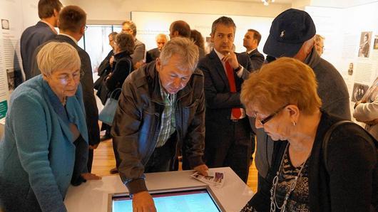 Mithilfe eines Touchscreens können Ausstellungsbesucher auf einer Karte von Kleinsteinach Informationen über Häuser abrufen, in denen einst Juden lebten. Mithilfe eines Touchscreens können Ausstellungsbesucher auf einer Karte von Kleinsteinach Informationen über Häuser abrufen, in denen einst Juden lebten.