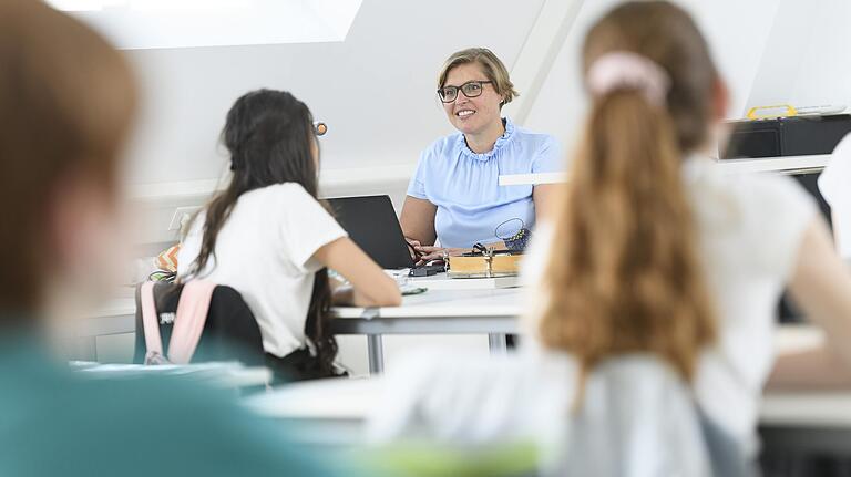 Kristina Jordan, Lehrerin für Englisch. Italienisch, Geschichte und Sozialkunde am Röntgen-Gymnasium in Würzburg, hat gleich nach den Osterferien begonnen, den Unterricht zu streamen. Kristina Jordan, Lehrerin für Englisch. Italienisch, Geschichte und Sozialkunde am Röntgen-Gymnasium in Würzburg, hat gleich nach den Osterferien begonnen, den Unterricht zu streamen. 