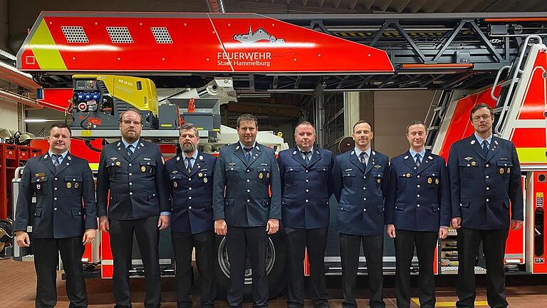 Die Vorsitzenden Manuel Wurst (l.) sowie Alexander Dangel und Sebastian Emmer (v. l.) dankten für 25-jährige Mitgliedschaft in der Wehr (v. l.) Kommandant Michael Ohmert, Stefan Keidel, Stefan Ruppert, Florian Müller und Martin Sell.       -  Die Vorsitzenden Manuel Wurst (l.) sowie Alexander Dangel und Sebastian Emmer (v. l.) dankten für 25-jährige Mitgliedschaft in der Wehr (v. l.) Kommandant Michael Ohmert, Stefan Keidel, Stefan Ruppert, Florian Müller und Martin Sell.