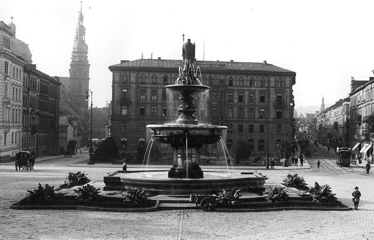 Blick vom Bahnhofsplatz auf das 1877 erbaute Buchnersche Palais zwischen Kaiser- und Bahnhofstraße. Nach knapp 100 Jahren wurde das Palais 1971 abgerissen, um Platz für das C&A-Geschäft zu machen. Blick vom Bahnhofsplatz auf das 1877 erbaute Buchnersche Palais zwischen Kaiser- und Bahnhofstraße. Nach knapp 100 Jahren wurde das Palais 1971 abgerissen, um Platz für das C&A-Geschäft zu machen.