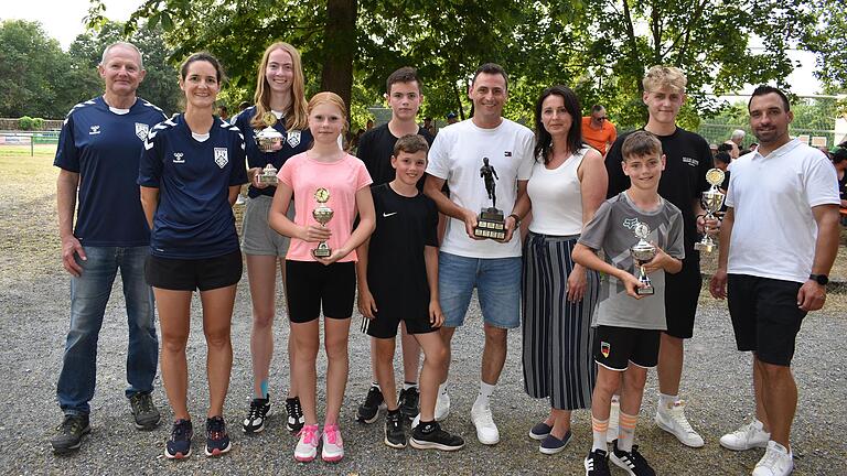 Das sind die Gewinnerinnen und Gewinner der Wanderpreise und die sportlichste Familie. Von links: TSV-Vorsitzender Jürgen Maul, TSV-Leichtathletik-Abteilungsleiterin Katharina Altrichter, Laura Wolf, Nele Schrameyer, Oliver (hinten), Fabian, Eugen und Anna Ortmann, Bastian Büchs, Ben Sator und Bürgermeister Michael Werner.