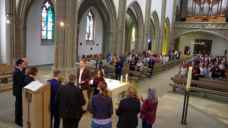 Beim Segensritus in der Stadtpfarrkirche: David Hettiger und Anne Hilpert-Böse. - Beim Segensritus in der Stadtpfarrkirche: David Hettiger und Anne Hilpert-Böse. Beim Segensritus in der Stadtpfarrkirche: David Hettiger und Anne Hilpert-Böse. - Beim Segensritus in der Stadtpfarrkirche: David Hettiger und Anne Hilpert-Böse.