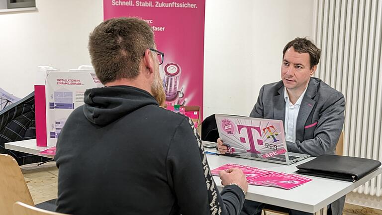 Stephan Betz berät einen Bürger in Steinach zum Glasfaserausbau.       -  Stephan Betz berät einen Bürger in Steinach zum Glasfaserausbau.