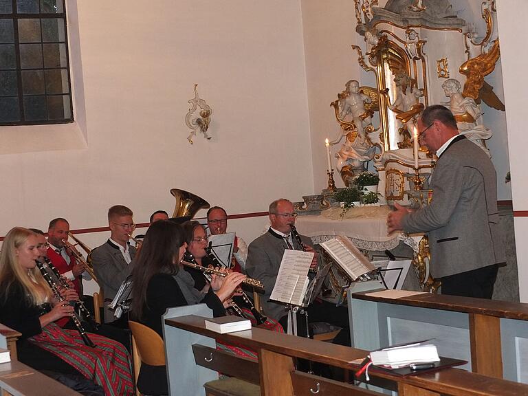 Die Musikkapelle Acholshausen begleitete den Gesang der Gläubigen in der Kirche Die Musikkapelle Acholshausen begleitete den Gesang der Gläubigen in der Kirche
