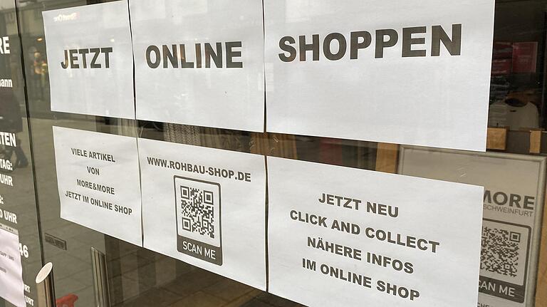 An vielen Schweinfurter Schaufenstern kleben dieser Tage Hinweise zu 'Click &amp; Collect'.