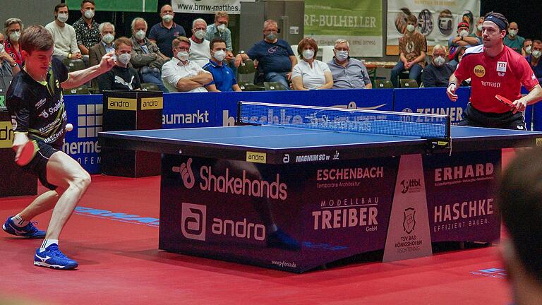 Kilian Ort (links, TSV Bad Königshofen) und Timo Boll (Borussia Düsseldorf) im Duell der Generationen. Es roch nur kurz nach einer Überraschung.