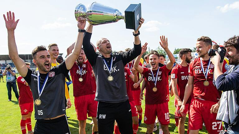 Beim letzten Toto-Pokalsieg der Würzburger Kickers im Jahr 2019 stemmte noch Robert Wulnikowski als Torwarttrainer den Pott in die Höhe. Nun kommt er in gleicher Funktion mit dem FC Ingolstadt als Finalgegner der Rothosen an den Dallenberg. Links im Bild der damalige Co-Trainer Dennis Schmidt, ab Sommer Coach von Eintracht Frankfurt II.