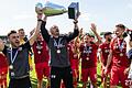 Beim letzten Toto-Pokalsieg der Würzburger Kickers im Jahr 2019 stemmte noch Robert Wulnikowski als Torwarttrainer den Pott in die Höhe. Nun kommt er in gleicher Funktion mit dem FC Ingolstadt als Finalgegner der Rothosen an den Dallenberg. Links im Bild der damalige Co-Trainer Dennis Schmidt, ab Sommer Coach von Eintracht Frankfurt II.