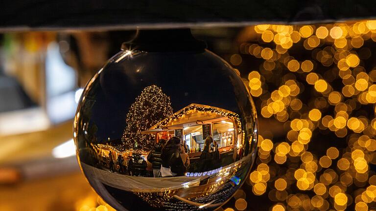 Der Schweinfurter Weihnachtsmarkt verzaubert seine Gäste heuer wieder mit funkelndem Weihnachtsschmuck und verzierten Hütten.