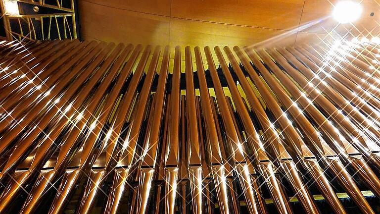 Glänzend: Der Prospekt der neuen Orgel im Großen Saal der Würzburger Hochschule für Musik.