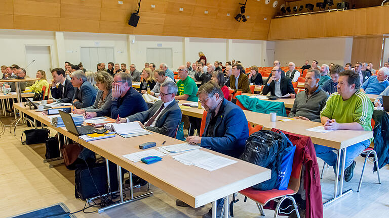 Zähes Ringen um AKW-Rückbau in Grafenrheinfeld       -  Aufmerksame Zuhörer: Die Einwender in der Kulturhalle lauschen den Ausführungen der Experten.