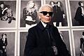 Sonnenbrille, gepudertes Haar, Anzug: Karl Lagerfeld bliebt seinem Look stets treu.