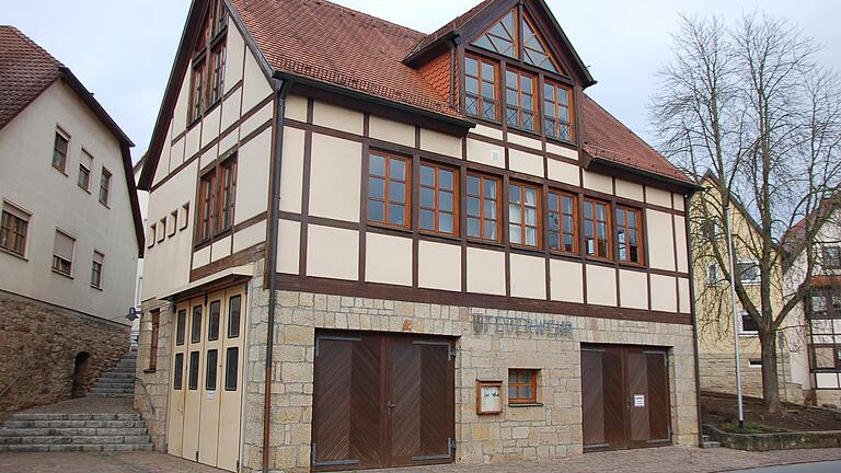 Das Feuerwehrhaus in Niederlauer wird saniert, im Dachgeschoss hat das Musikheim der Niederläurer Blasmusik seinen Platz. Ein neuer Farbanstrich und Sanierungsmaßnahmen an den Fenstern sind nach über 30 Jahren nötig.