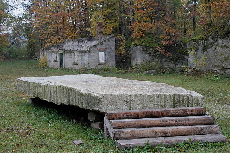 Auch eine provisorische Bühne war schon im alten Kellerbruch, die alte Steinhauerhütte im Hintergrund.