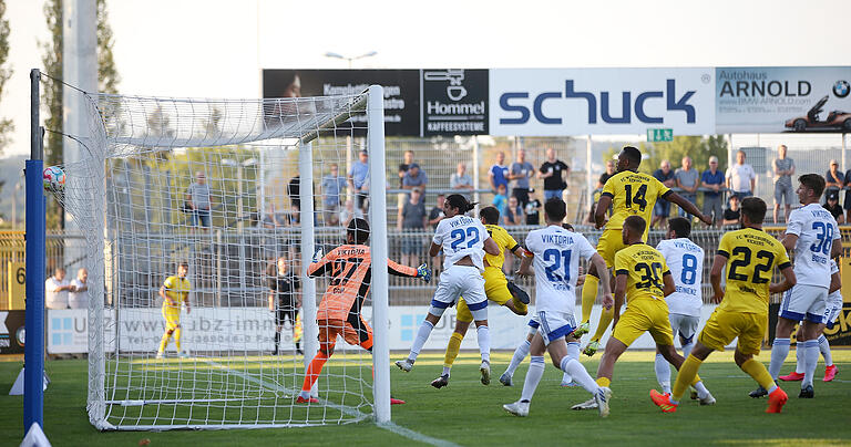 Premierentreffer: Lukas Müller (verdeckt vom Aschaffenburger Hamza Boutakhrit mit der Nummer 22) bezwingt mit seinem Kopfball Aschaffenburgs Torhüter Max Grün und erzielt das 1:1. Premierentreffer: Lukas Müller (verdeckt vom Aschaffenburger Hamza Boutakhrit mit der Nummer 22) bezwingt mit seinem Kopfball Aschaffenburgs Torhüter Max Grün und erzielt das 1:1.
