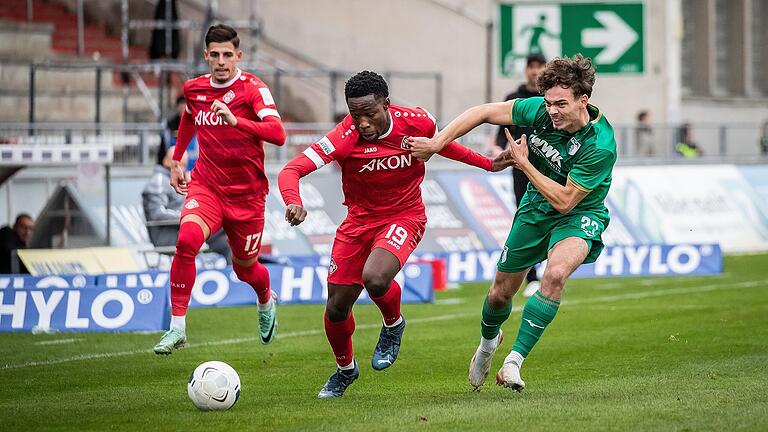 Aaron Zehnter (rechts)&nbsp; spielte mit der Reserve des FC Augsburg am 4. November 2023 gegen die Würzburger Kickers. Die Partie endete 6:2 für die Unterfranken.