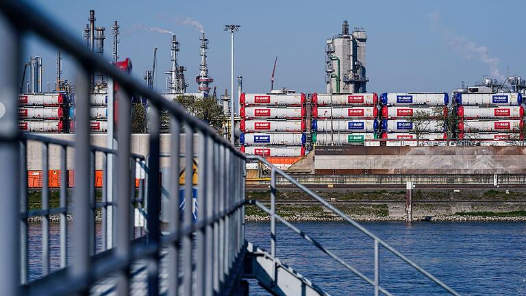 BASF       -  Stimmung in der Wirtschaft hellt sich auf.