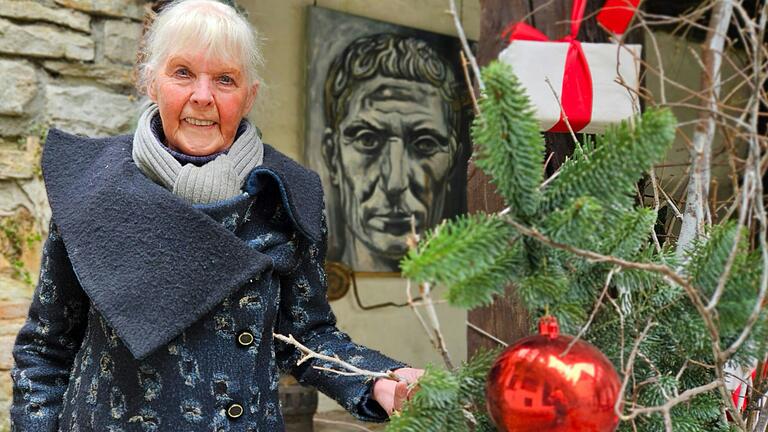 Mittendrin im Organiseren des 40. Sommerhäuser Weihnachtsmarkts, seine Erfinderin, die Malerin Annadora Diller-Köninger. Mittendrin im Organiseren des 40. Sommerhäuser Weihnachtsmarkts, seine Erfinderin, die Malerin Annadora Diller-Köninger.