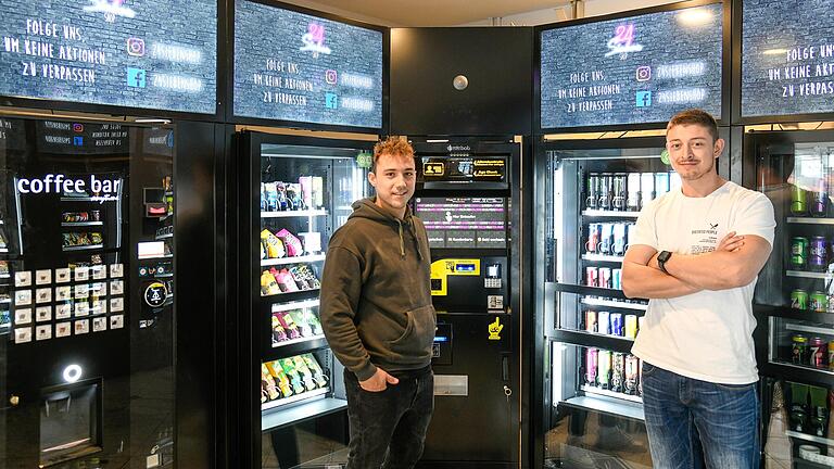 Erster 24/7 Laden eröffnet in der Würzburger Sanderstraße. Snacks, Getränke, Zigaretten gibt es aus dem Automaten. Inhaber ist Nicolas Gamcarz (rechts) und sein Partner Timo Haardörfer.