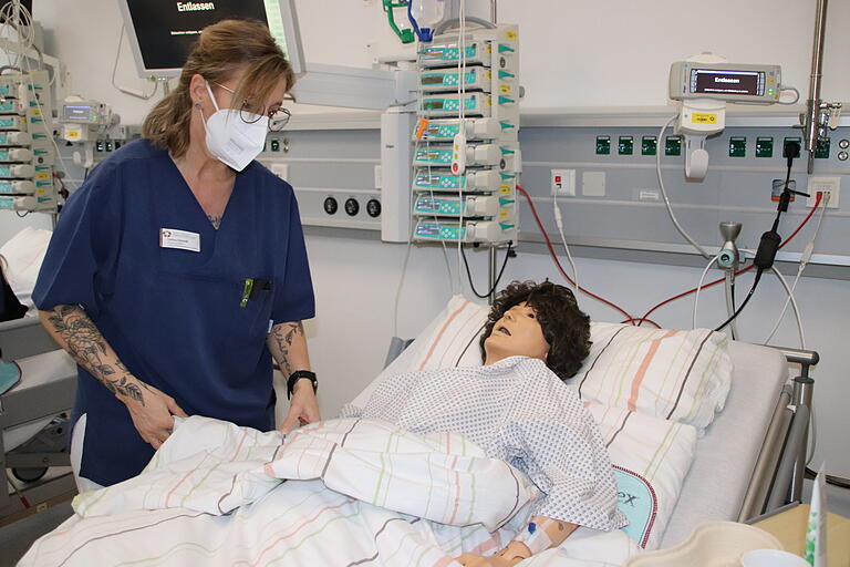 Krankenschwester und Praxisanleiterin Corinna Schmidt mit einer Übungspuppe. Anhand dieser lernen die Auszubildenden bestimmte Pflegeabläufe.