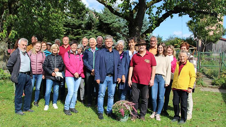 Auf dem Foto in der Mitte: Frank Bauer, 1. Vorsitzender des Kreisverbands für Gartenbau und Landespflege e.V. Schweinfurt, mit den Teilnehmer/innen.