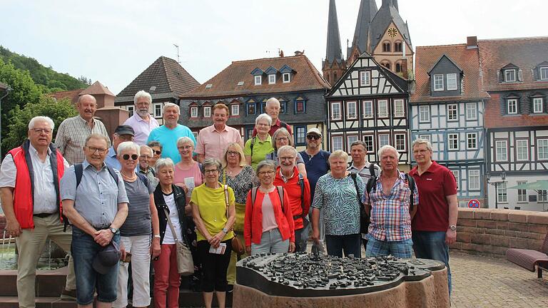 Gruppenfoto auf dem „Obermarkt“ in Gelnhausen mit Blick auf die Marienkirche, dem Wahrzeichen von Gelnhausen.