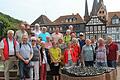 Gruppenfoto auf dem „Obermarkt“ in Gelnhausen mit Blick auf die Marienkirche, dem Wahrzeichen von Gelnhausen.