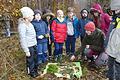 Die Försterin Claudia Stiglbrunner bespricht mit den Kindern ihre Funde aus dem Wald.