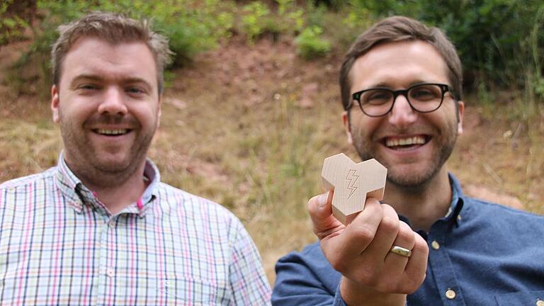 Haben gut lachen: Christoph Groetsch (links) und Sebastian Schneider haben den Spielklotz &bdquo;Hotz&ldquo;entwickelt und drängen massiv auf den Spielzeugmarkt.